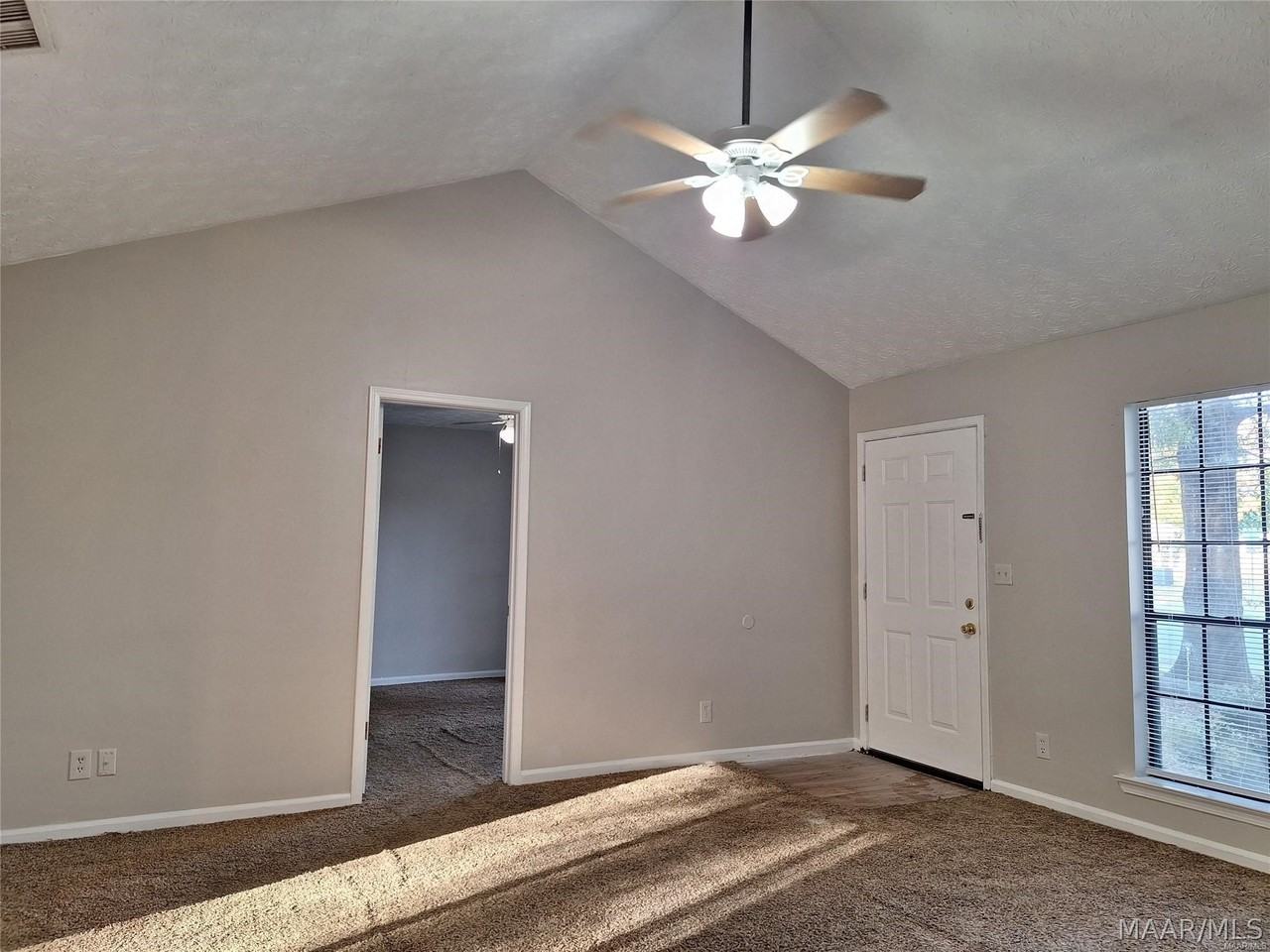 1377 Dunbarton Rd - Photo 4 of 18