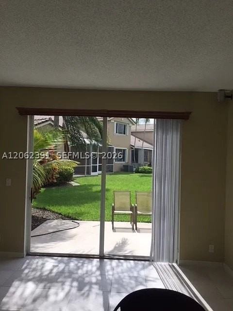 1092 Sw 158th Ave - Photo 4 of 15