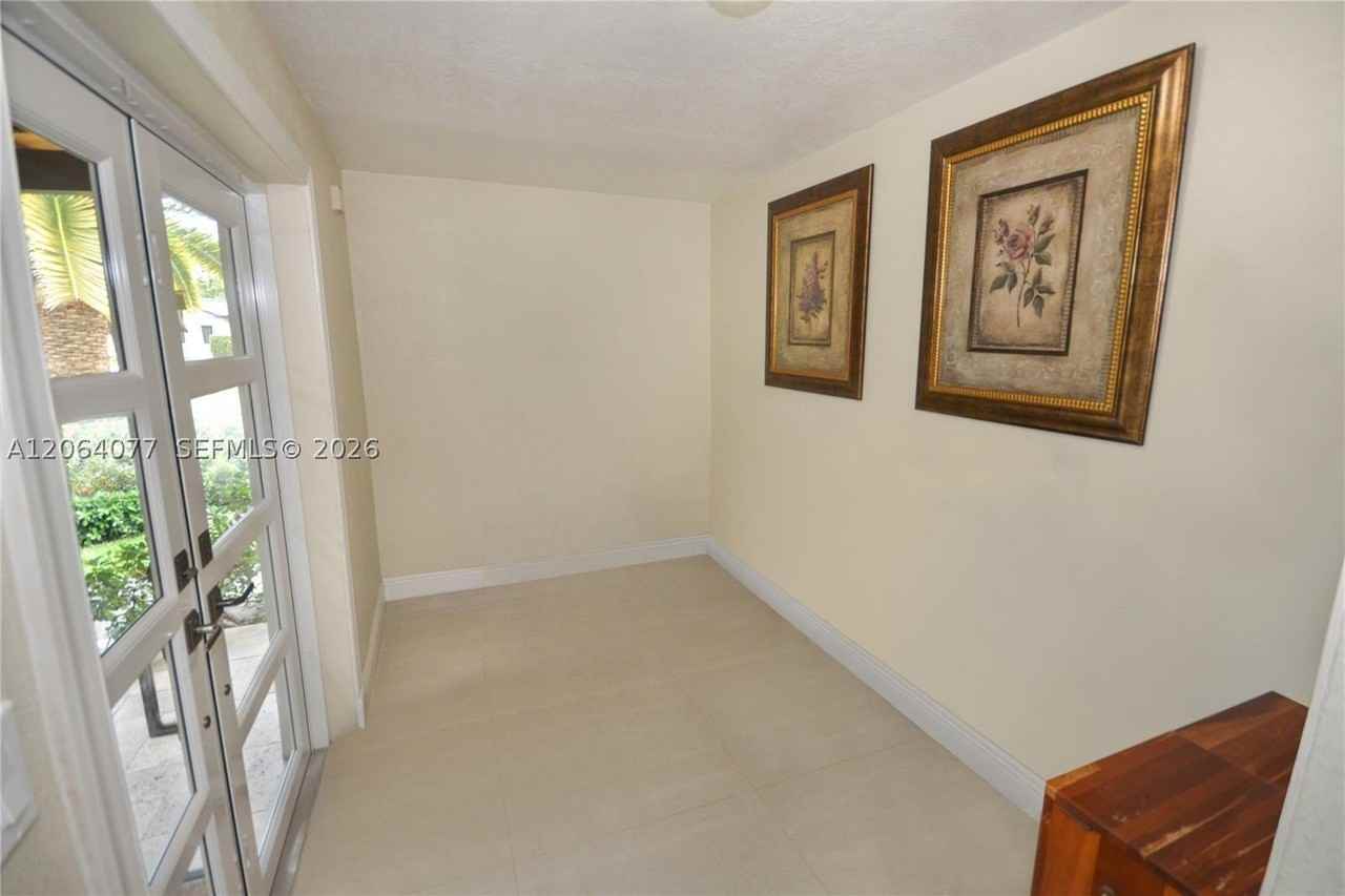 6550 Sw 8th St - Photo 4 of 32