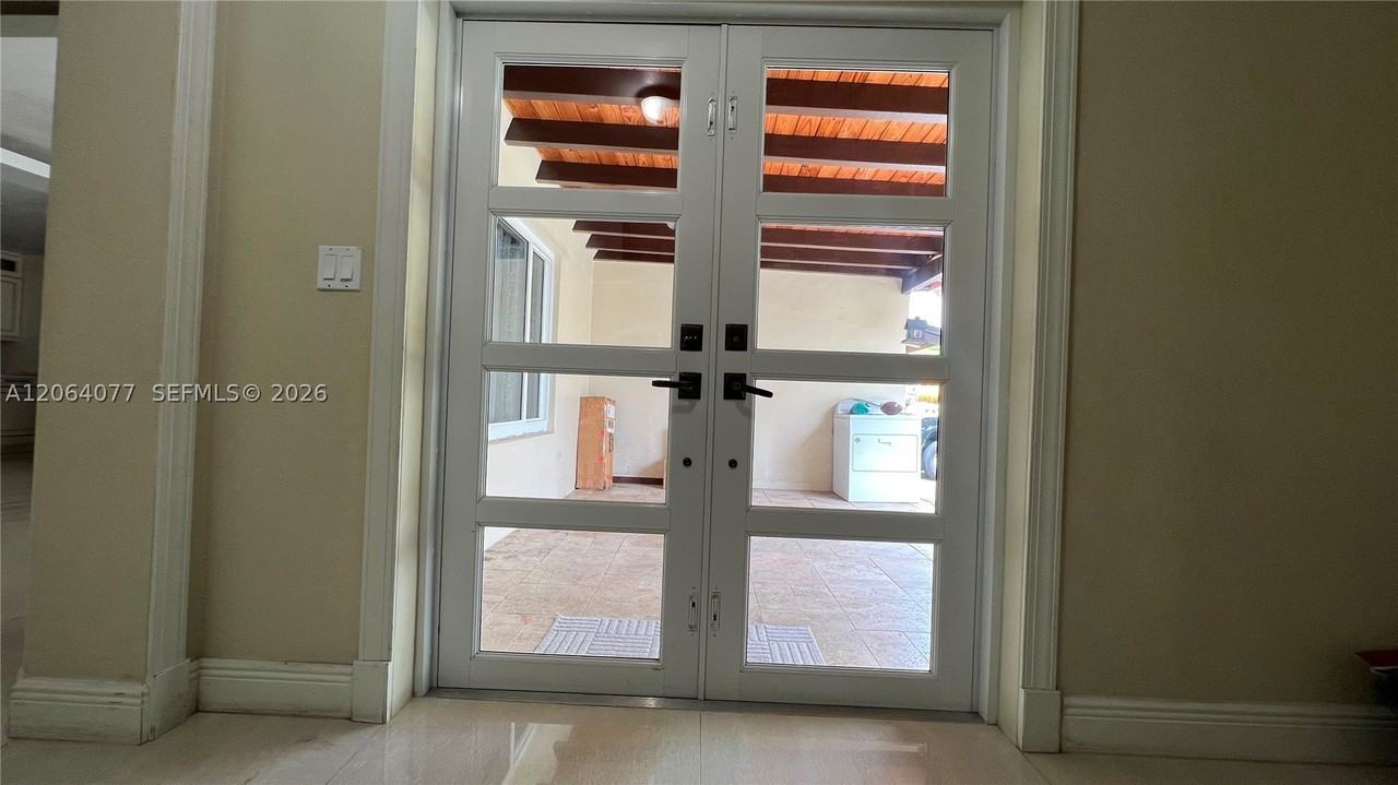 6550 Sw 8th St - Photo 5 of 32