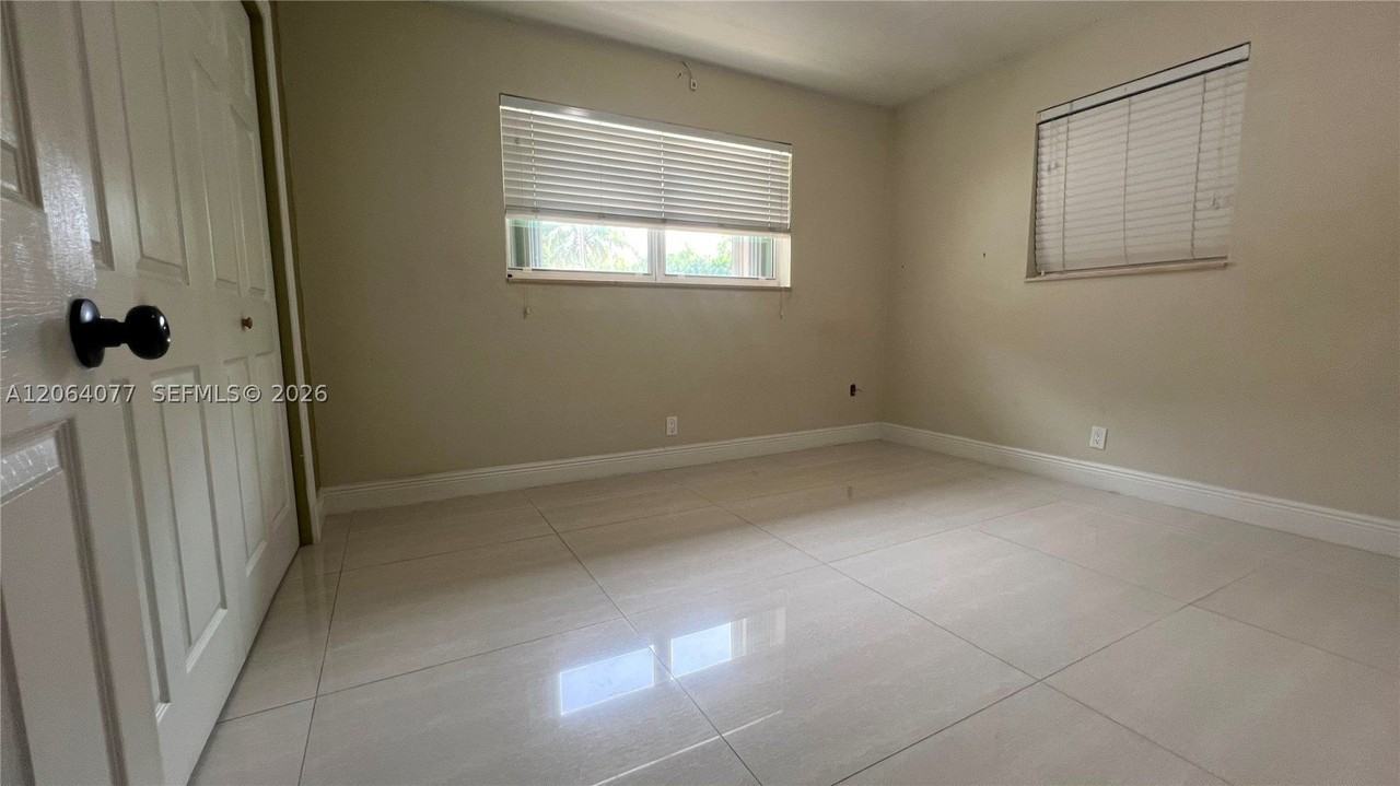 6550 Sw 8th St - Photo 6 of 32