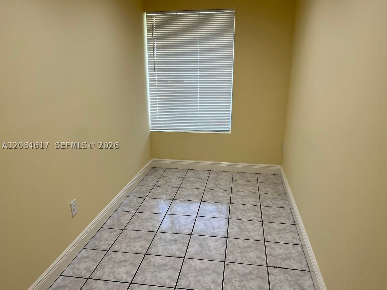 16982 Ne 21st Ave #16982 - Photo 3 of 14
