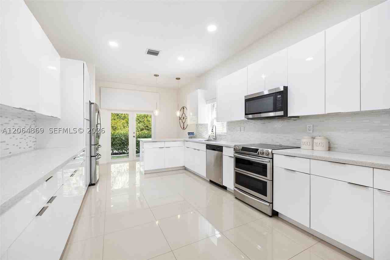5230 Nw 104th Ct - Photo 6 of 25