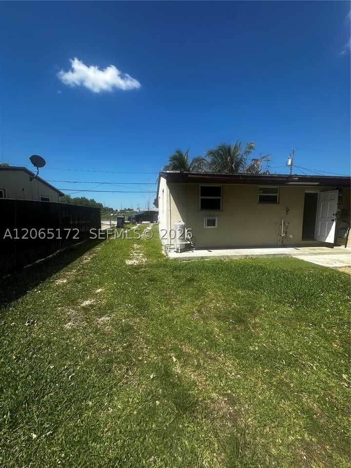 26447 Sw 139th Ave #26447 - Photo 3 of 15