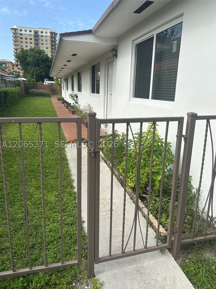 4250 Nw 3rd St #4250 - Photo 5 of 17