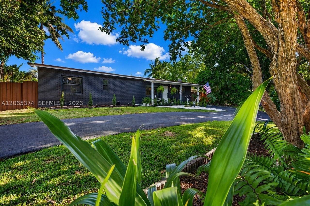 300 Nw 28th St - Photo 2 of 40