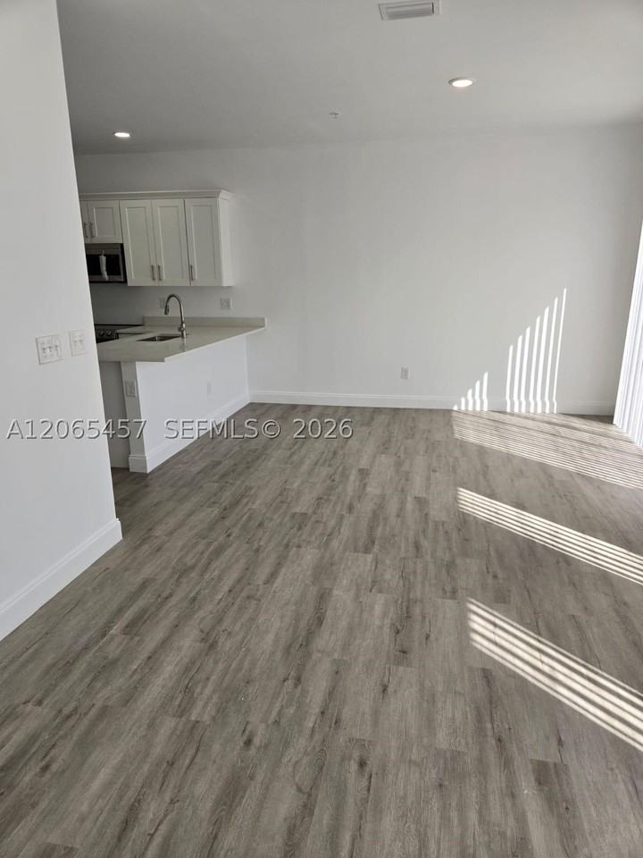 4215 Gulfstream Rd - Photo 3 of 24