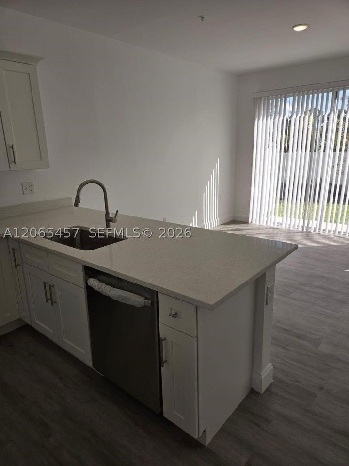 4215 Gulfstream Rd - Photo 4 of 24