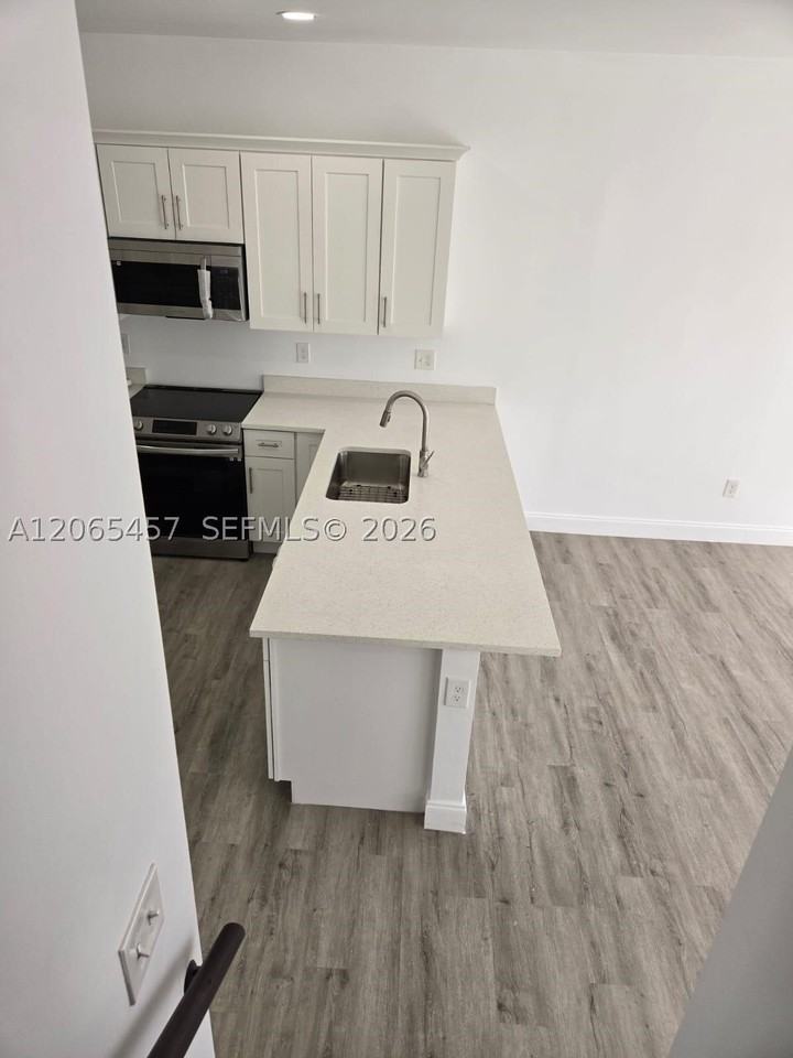 4215 Gulfstream Rd - Photo 5 of 24