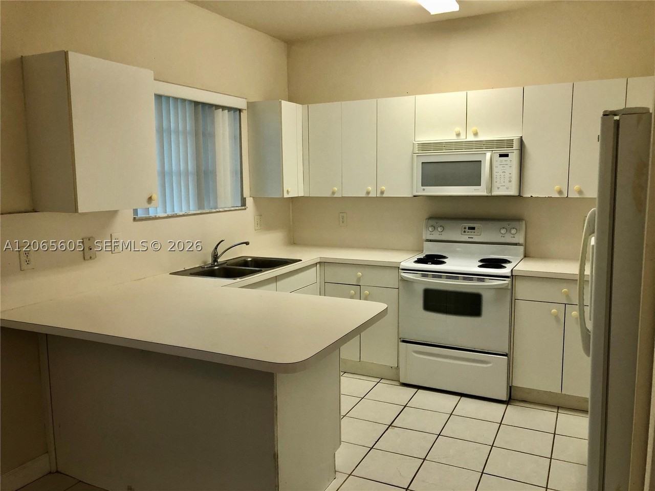 2733 Ne 3rd Ct #103 - Photo 2 of 19