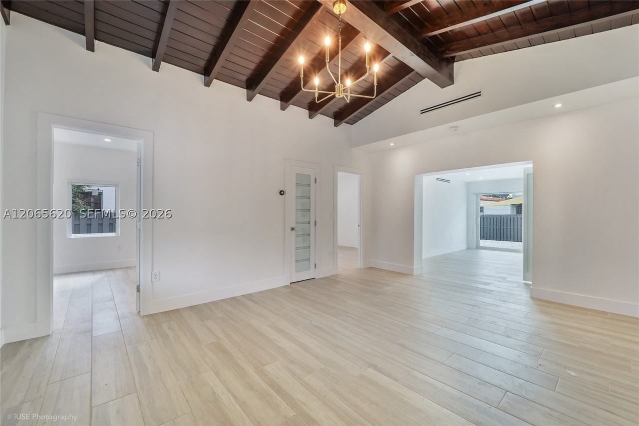 1654 Sw 18th Ave #1 - Photo 3 of 13