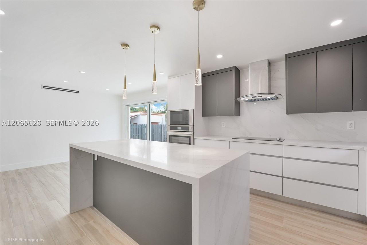 1654 Sw 18th Ave #1 - Photo 4 of 13