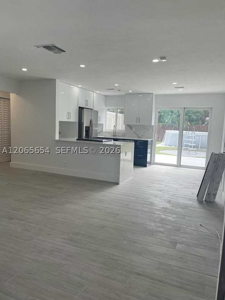 912 Ne 5th St #912 - Photo 2 of 25