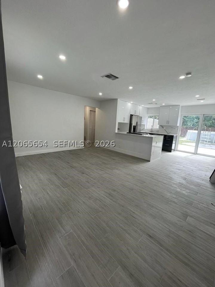 912 Ne 5th St #912 - Photo 3 of 25