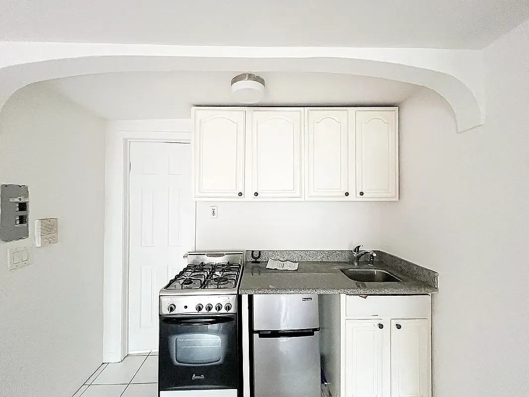 200 Allen St #8R - Photo 2 of 3