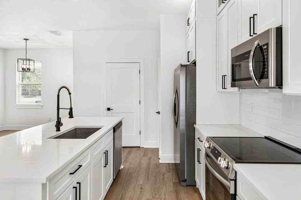 1999 Peel Ave - Photo 4 of 18