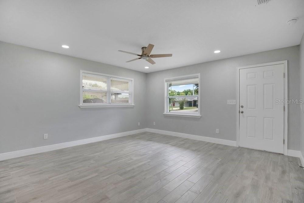 2115 Messina Ave - Photo 5 of 33
