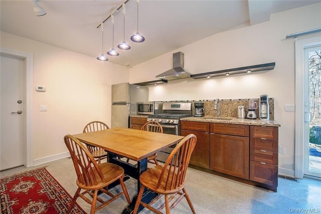 63 Gardiners Ln - Photo 3 of 10