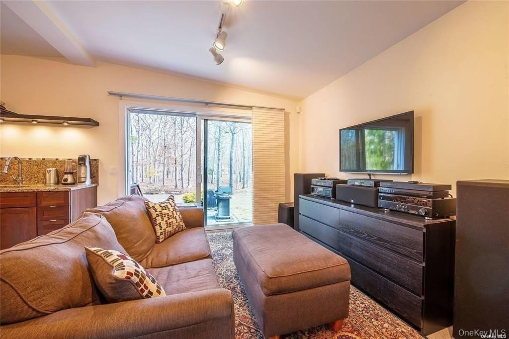 63 Gardiners Ln - Photo 4 of 10