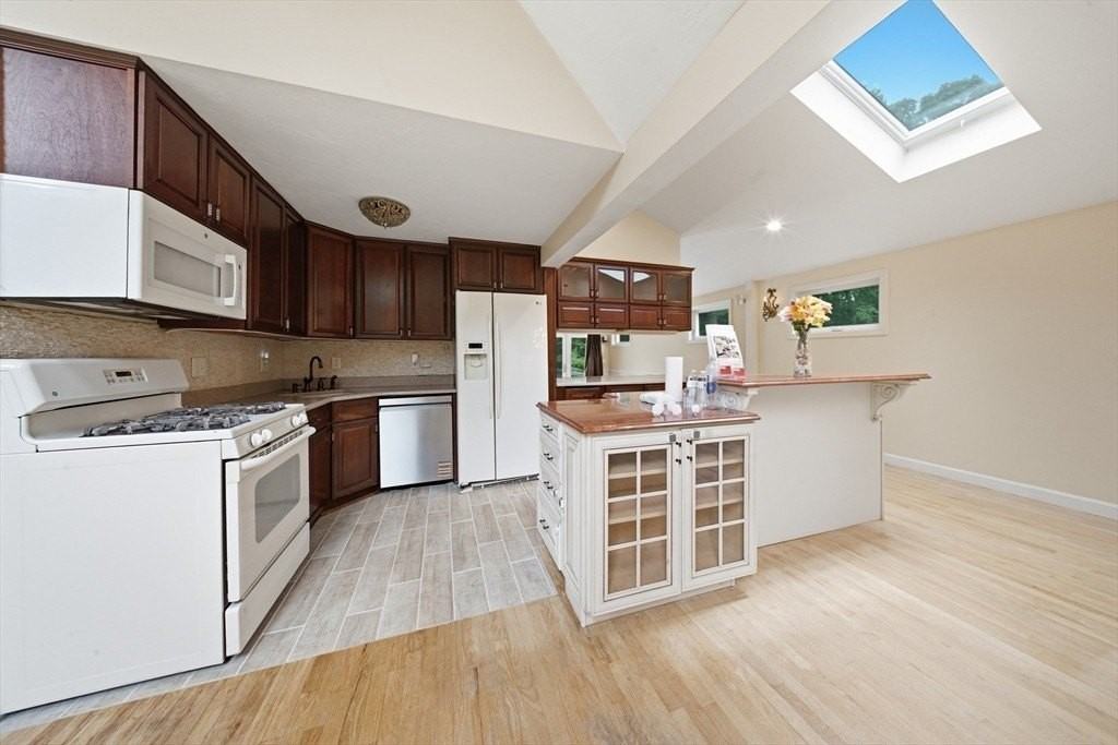 7 Sherborne Cir - Photo 3 of 39