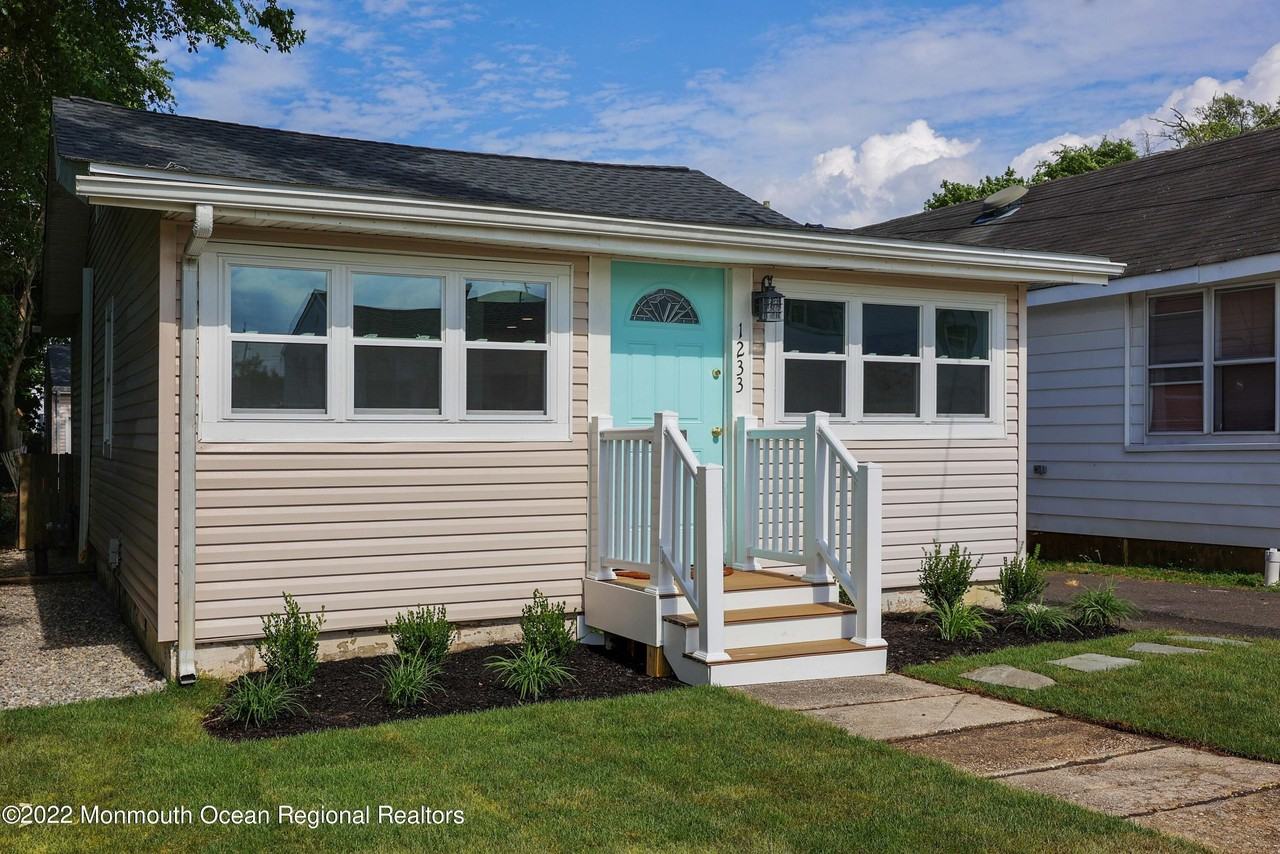 1233 Oakwood Rd - Photo 2 of 19