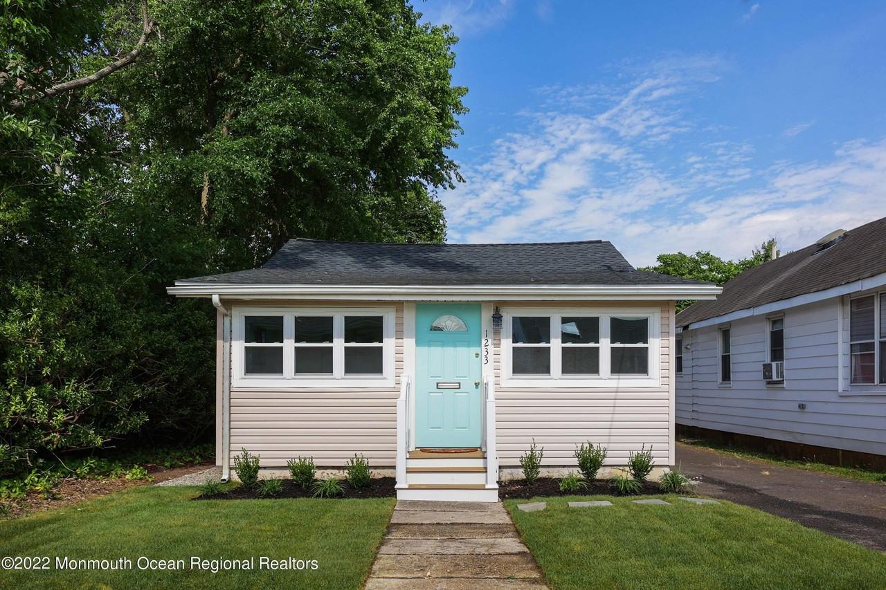1233 Oakwood Rd - Photo 3 of 19