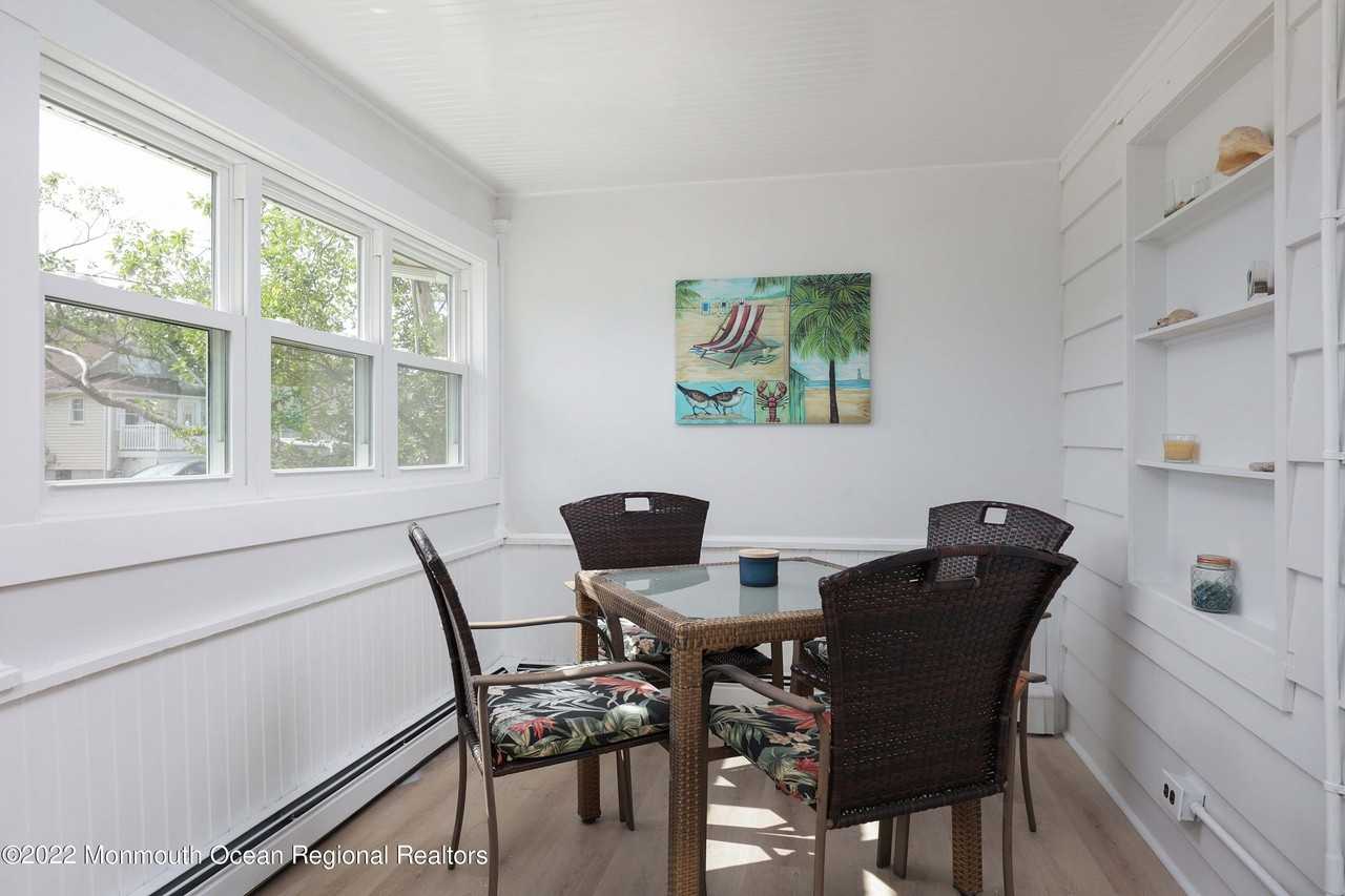 1233 Oakwood Rd - Photo 4 of 19