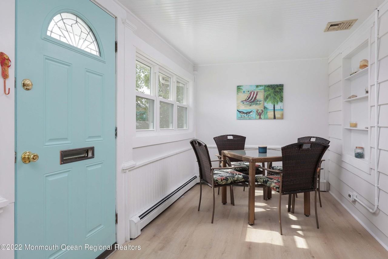 1233 Oakwood Rd - Photo 5 of 19