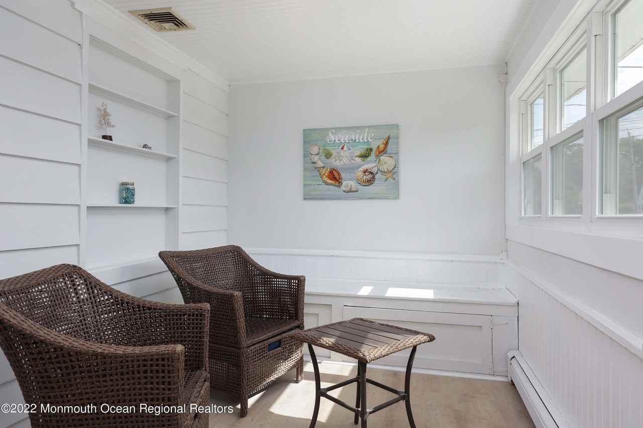1233 Oakwood Rd - Photo 6 of 19