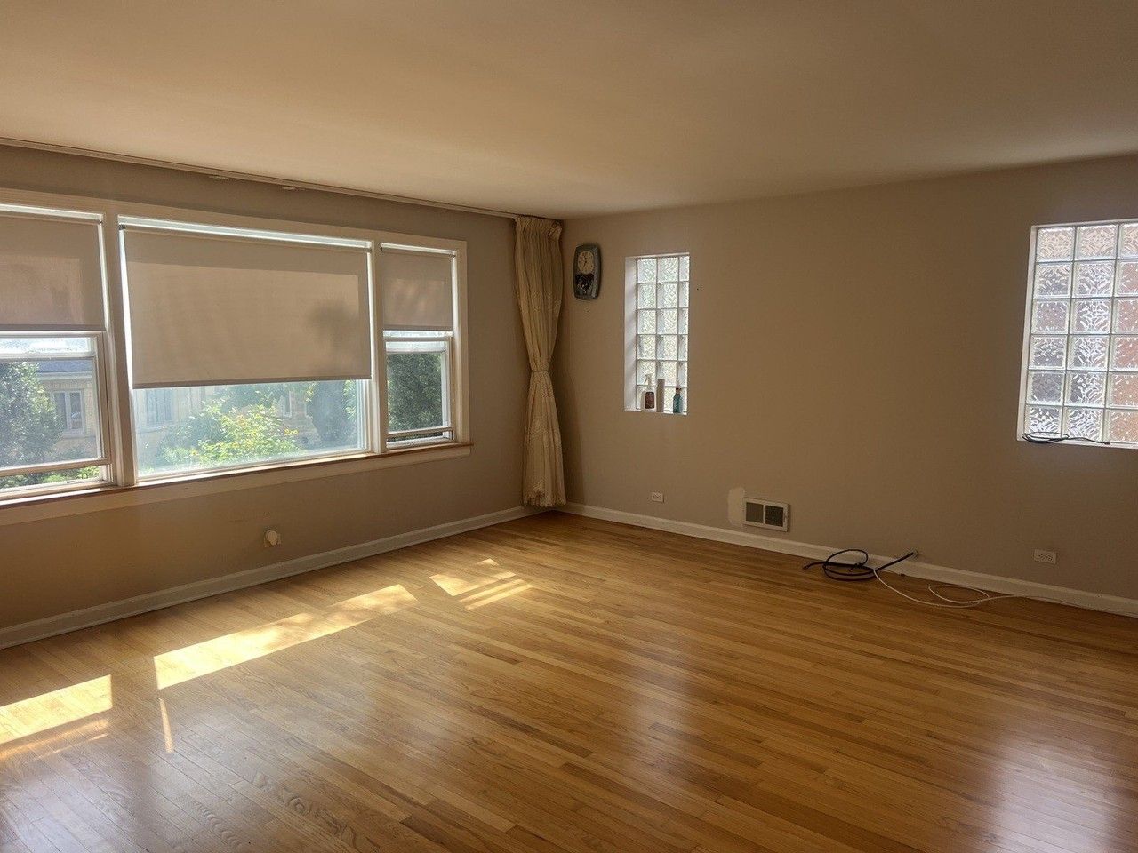 6528 N Rockwell St #2 - Photo 3 of 12