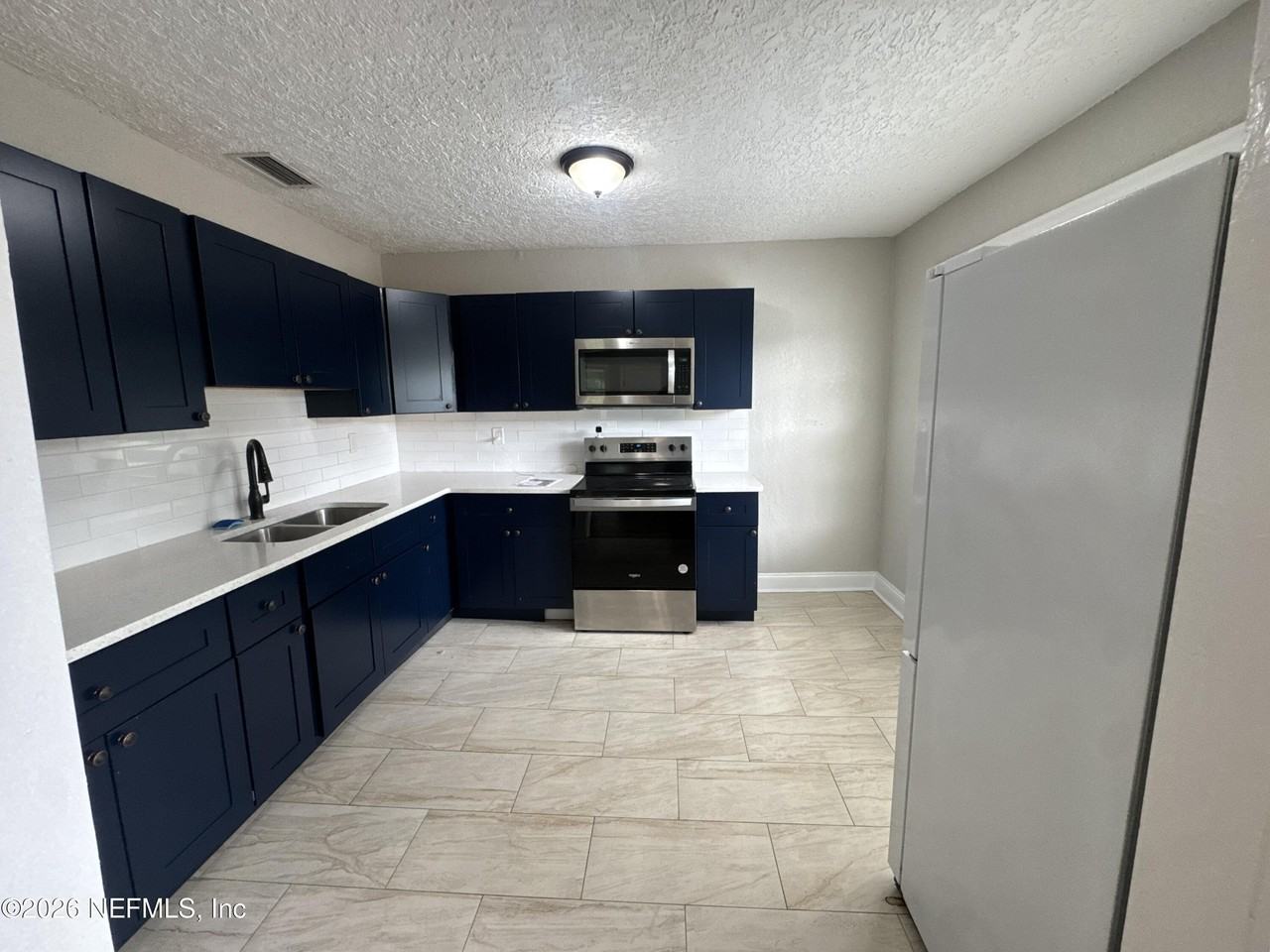 1645 W 12th St - Photo 3 of 17