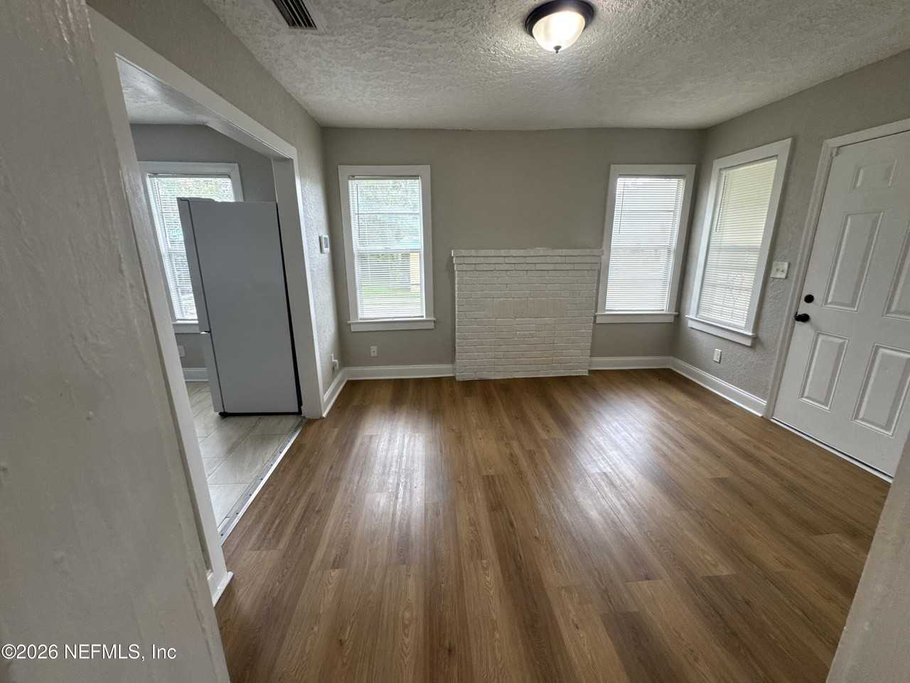 1645 W 12th St - Photo 5 of 17