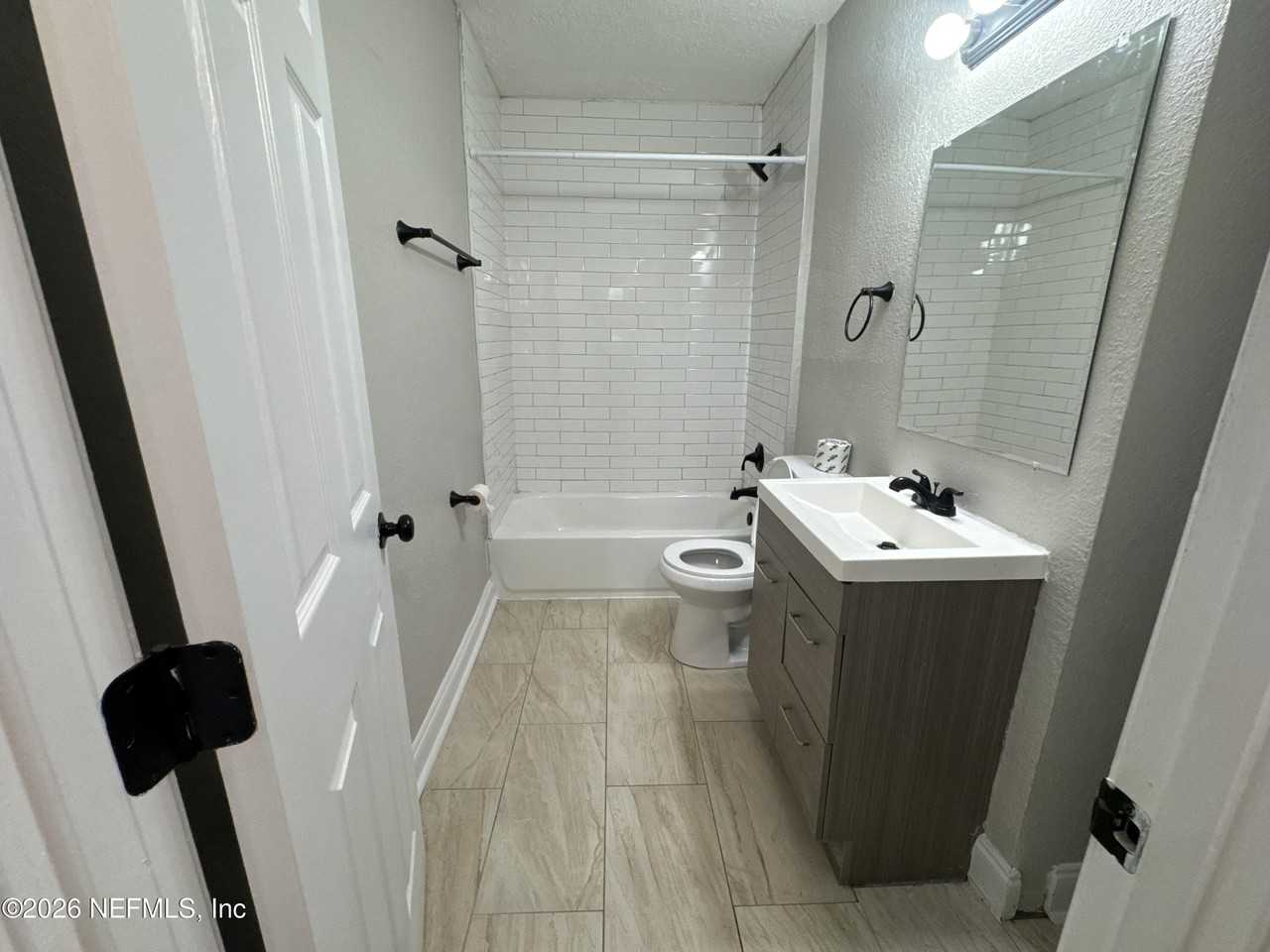 1645 W 12th St - Photo 6 of 17