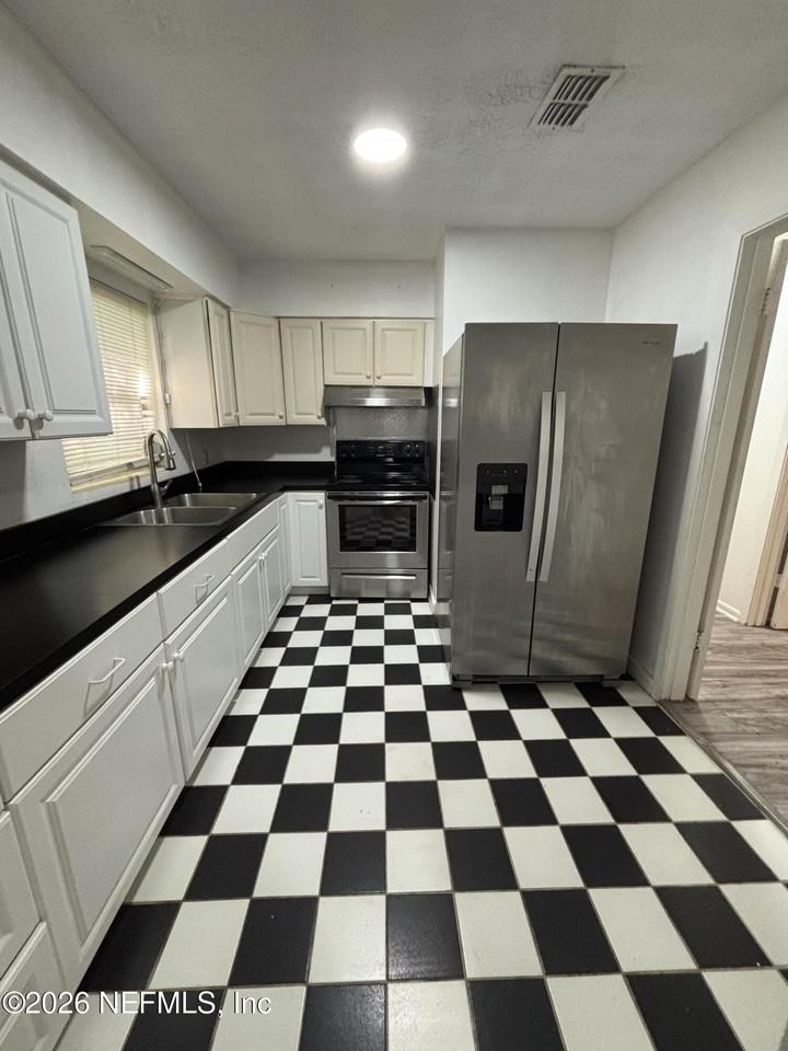 1514 W 5th St - Photo 2 of 4