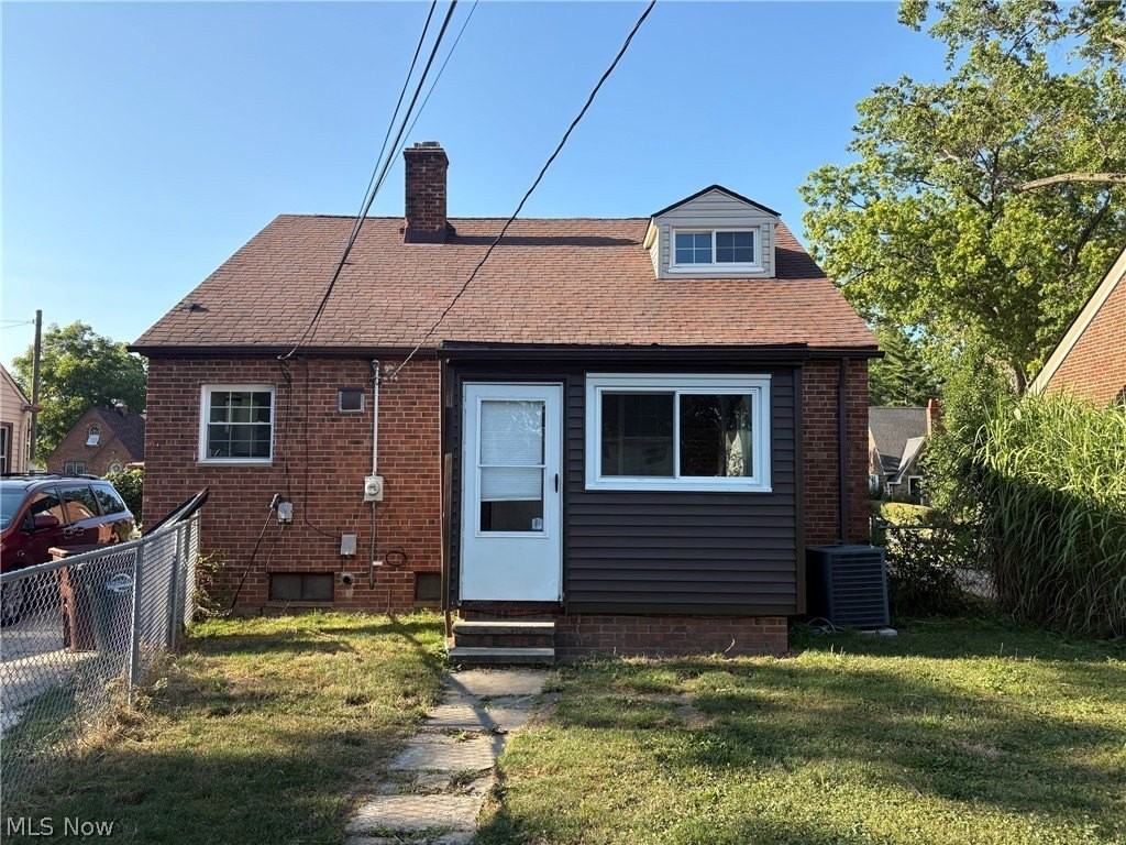 1211 Tuxedo Ave - Photo 2 of 16