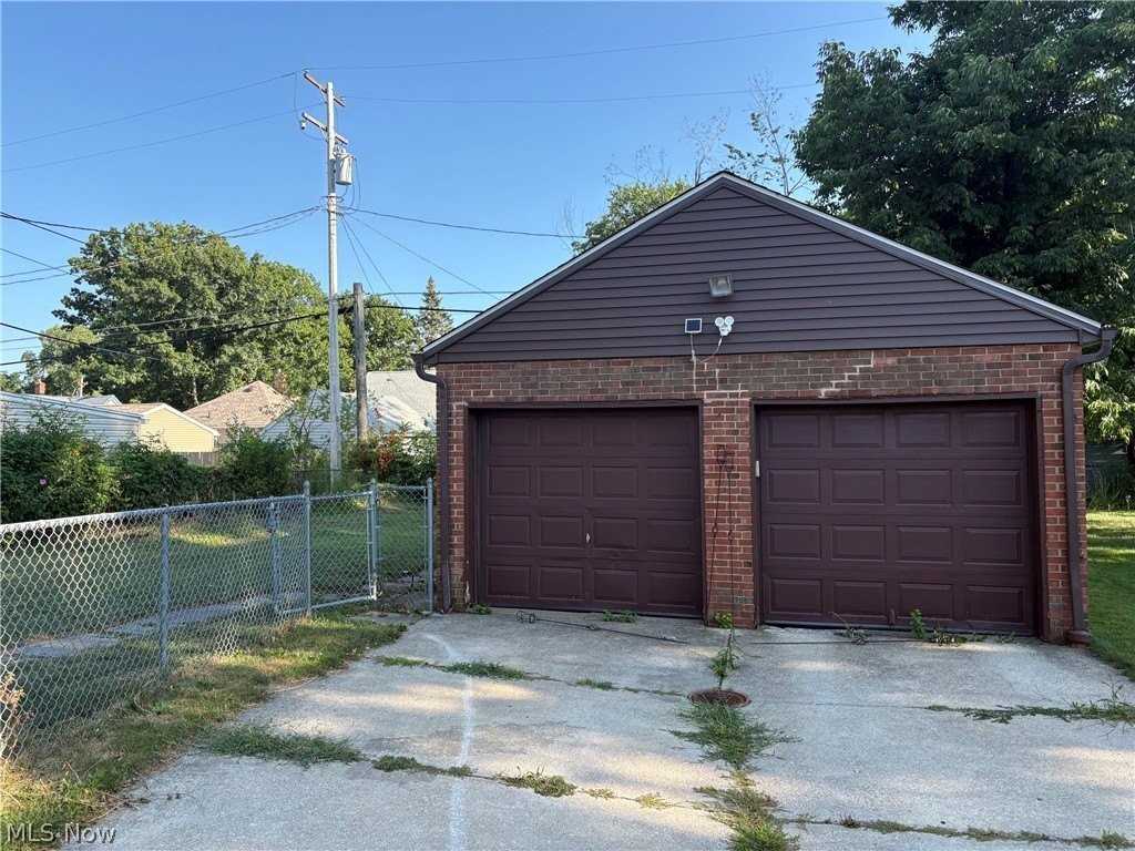 1211 Tuxedo Ave - Photo 3 of 16