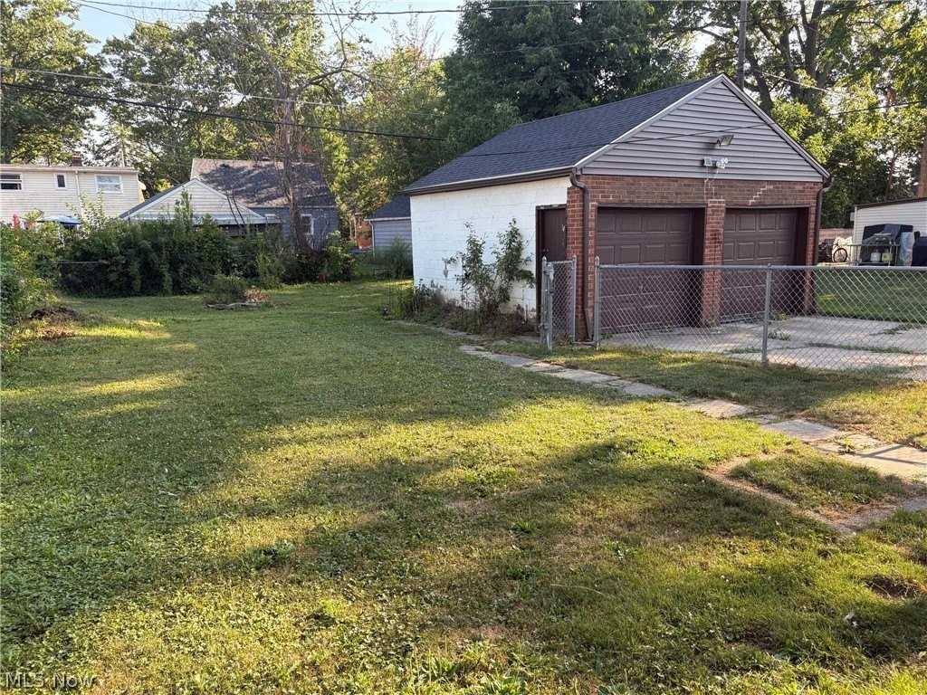 1211 Tuxedo Ave - Photo 4 of 16