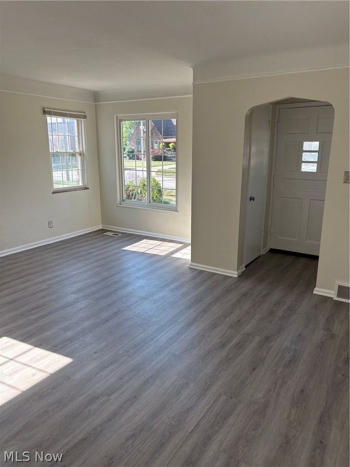 1211 Tuxedo Ave - Photo 6 of 16
