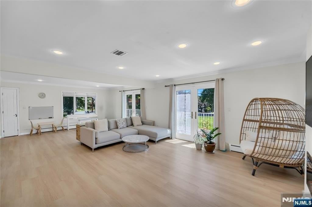 290 Mohegan Way - Photo 3 of 31