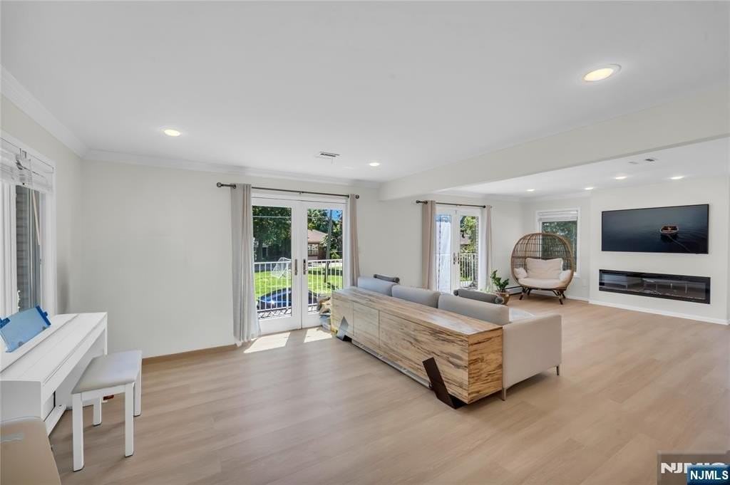 290 Mohegan Way - Photo 6 of 31