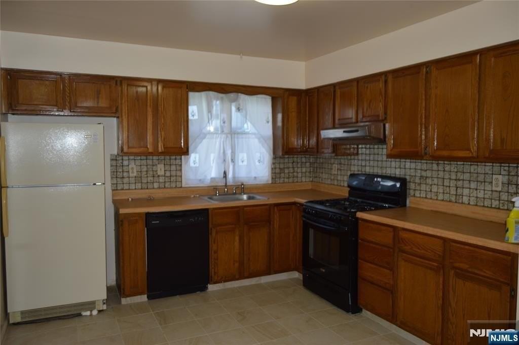 153 Berger St - Photo 2 of 10