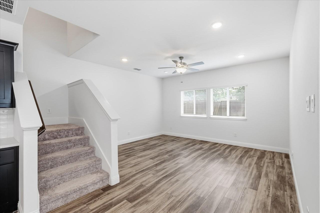 202 Griffith Dr #16 - Photo 3 of 31