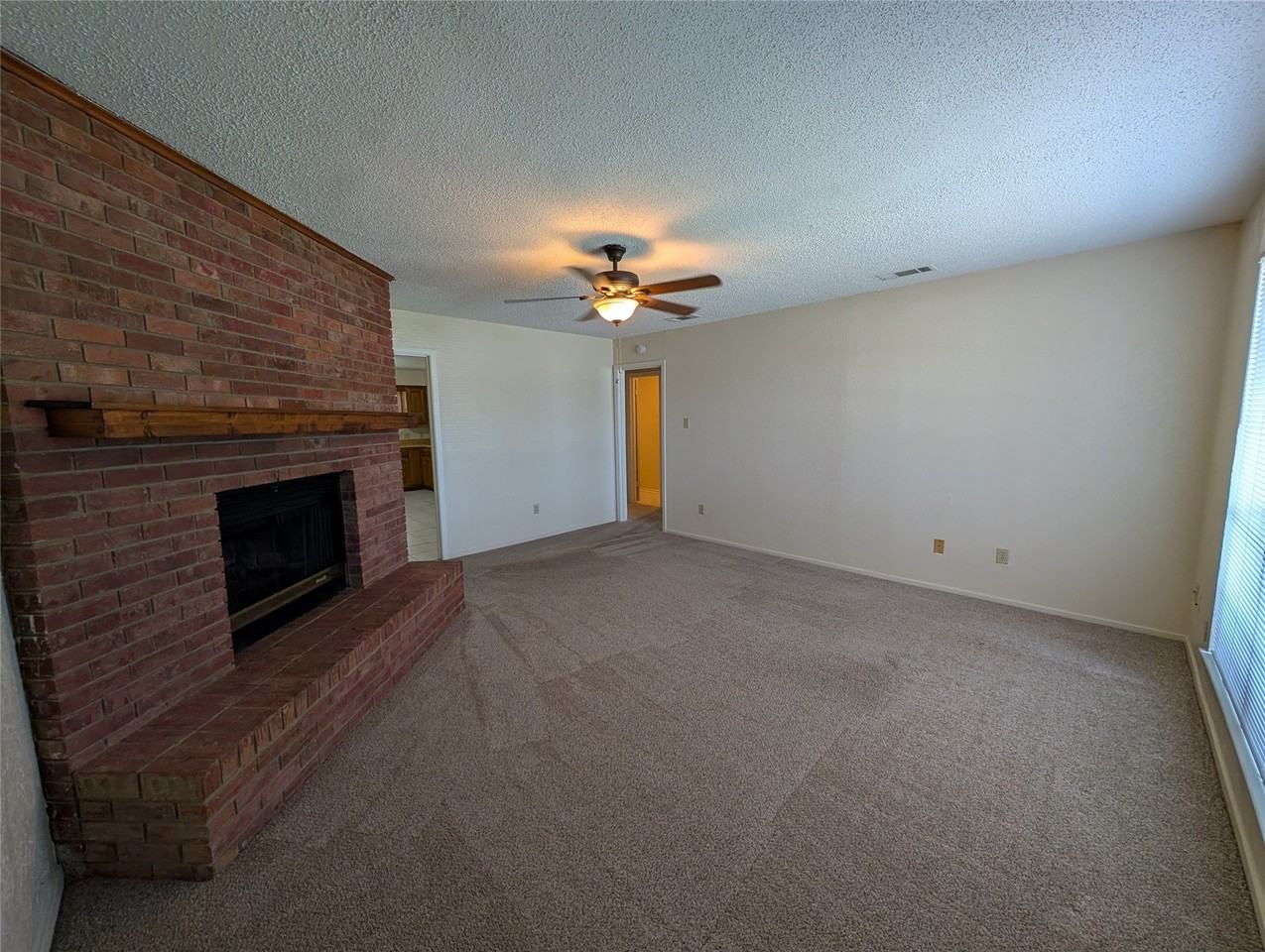 604 E Oak St #B - Photo 2 of 15