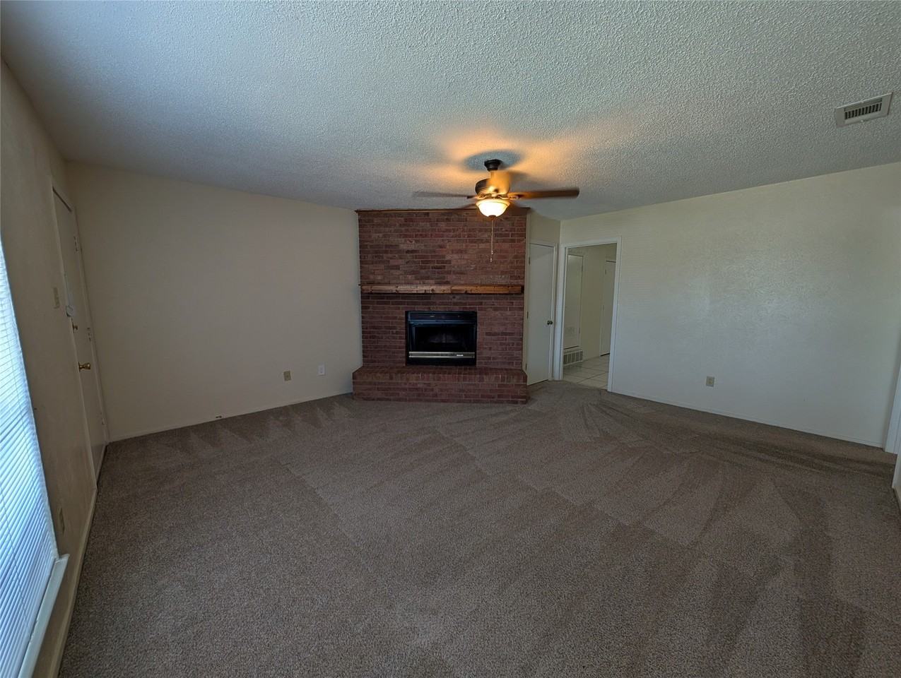 604 E Oak St #B - Photo 3 of 15