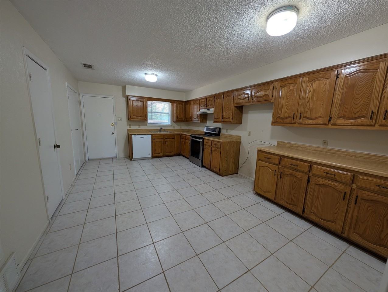 604 E Oak St #B - Photo 4 of 15
