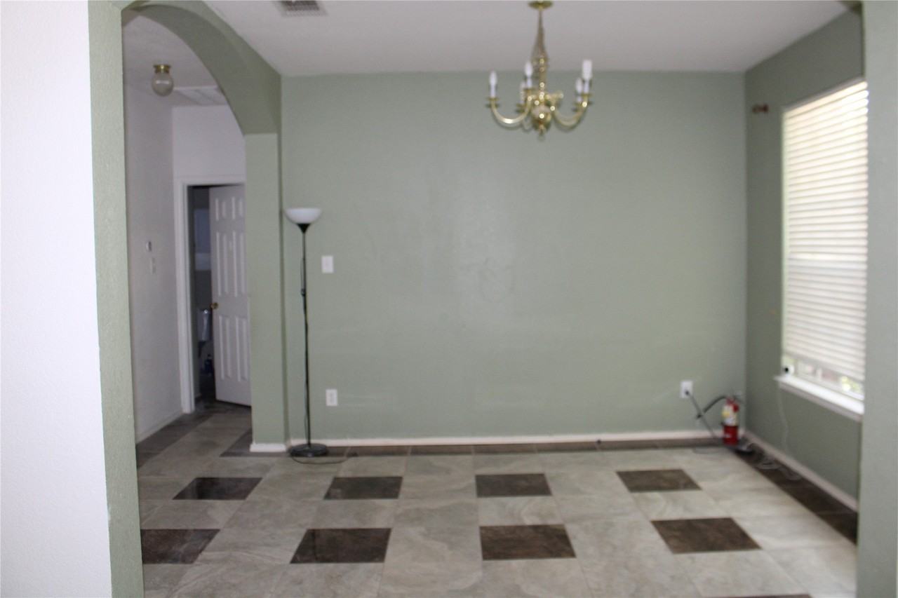1608 Broadmoor Dr - Photo 2 of 15