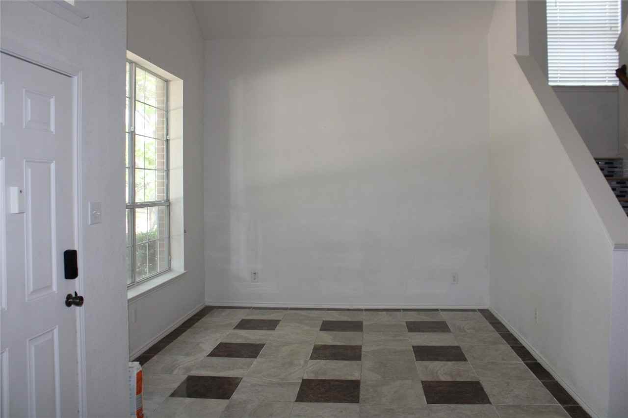 1608 Broadmoor Dr - Photo 3 of 15