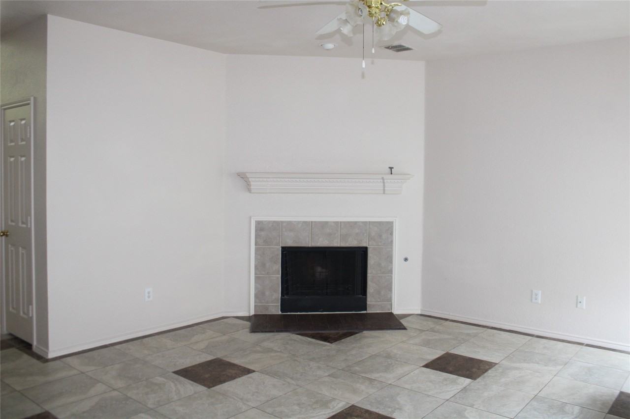 1608 Broadmoor Dr - Photo 4 of 15