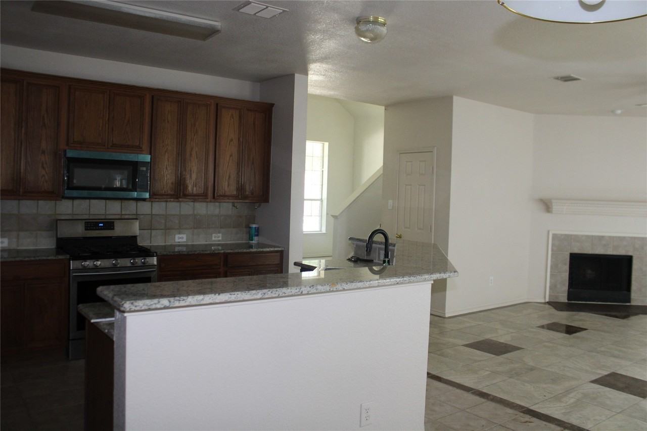 1608 Broadmoor Dr - Photo 5 of 15
