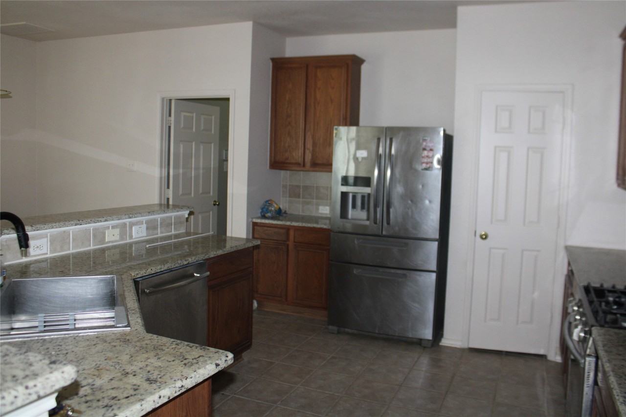 1608 Broadmoor Dr - Photo 6 of 15